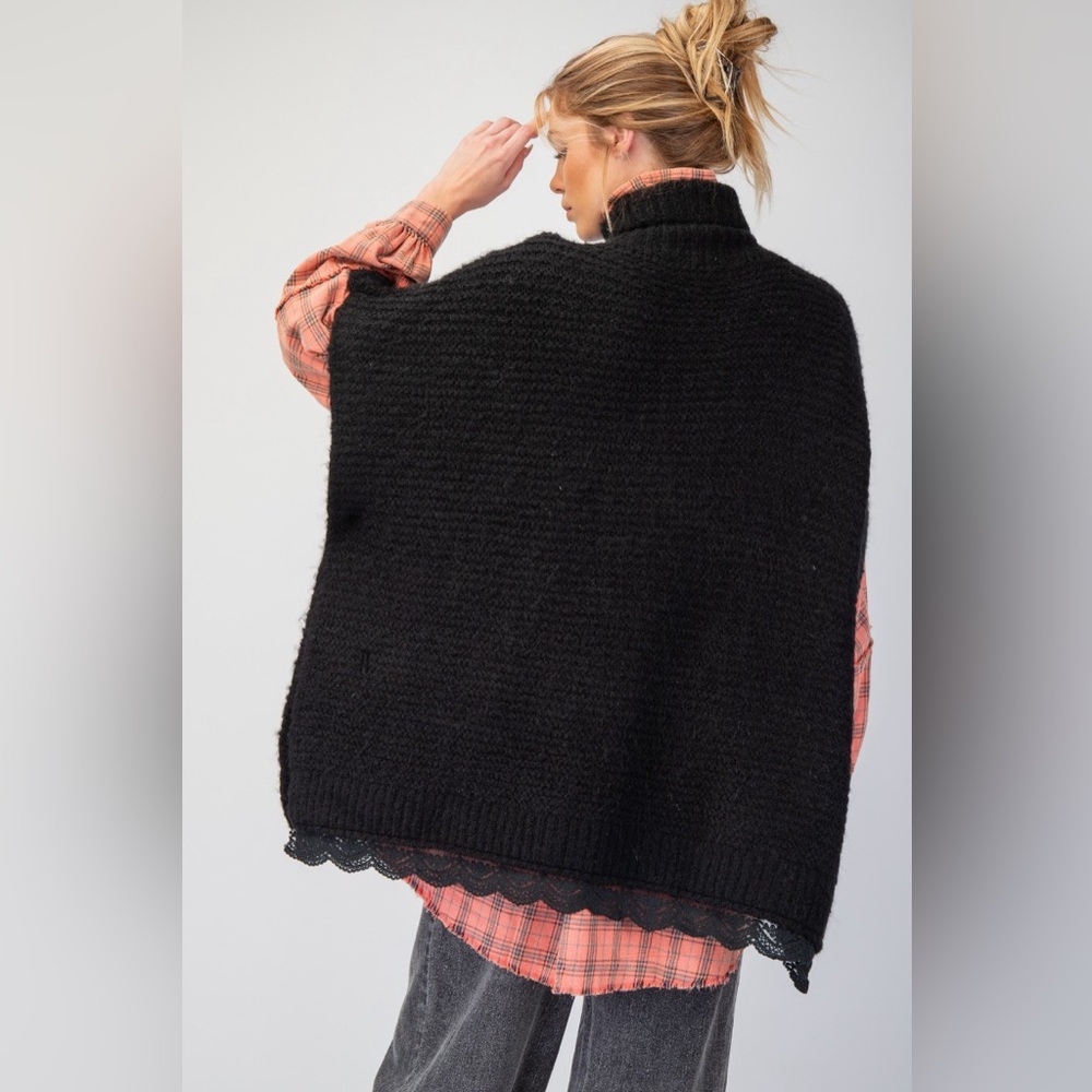 #279 CLOSEOUT Firm 🌸New Easel Oversized Poncho with Pockets & Lace - Picture 2 of 2